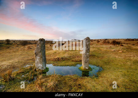 Les Pipers une paire de pierres debout à côté du cercle de pierres Hurlers à larbins sur Bodmin Moor en Cornouailles Banque D'Images
