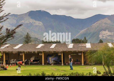 IMBABURA, ÉQUATEUR, octobre - 2015 - Deux hommes adultes jouer volley-ball au lieu touristique situé à San Pablo, lac Imbabura distr Banque D'Images