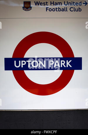 Un métro de Londres signe à Upton Park station indiquant la façon de les Boleyn Ground, photographié avant de West Ham United Crystal Palace a accueilli dans un match de la Barclays Premier League. Le Boleyn Ground à Upton Park a été le terrain d'accueil du club de 1904 jusqu'à la fin de la saison 2015-2016 quand ils se sont déplacés dans le Stade Olympique, construit pour les Jeux de Londres en 2012, à proximité de Stratford. Le match s'est terminé dans un 2-2 draw, surveillée par une foule presque à capacité de 34 857. Banque D'Images