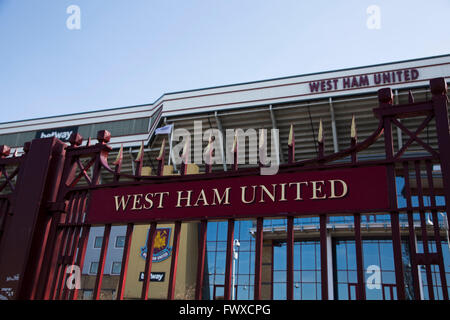 Le John Lyall Barrières à l'entrée du Boleyn Ground, photographié avant de West Ham United Crystal Palace a accueilli dans un match de la Barclays Premier League. Le Boleyn Ground à Upton Park a été le terrain d'accueil du club de 1904 jusqu'à la fin de la saison 2015-2016 quand ils se sont déplacés dans le Stade Olympique, construit pour les Jeux de Londres en 2012, à proximité de Stratford. Le match s'est terminé dans un 2-2 draw, surveillée par une foule presque à capacité de 34 857. Banque D'Images