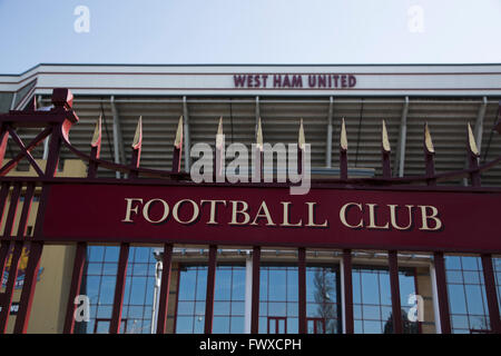 Le John Lyall Barrières à l'entrée du Boleyn Ground, photographié avant de West Ham United Crystal Palace a accueilli dans un match de la Barclays Premier League. Le Boleyn Ground à Upton Park a été le terrain d'accueil du club de 1904 jusqu'à la fin de la saison 2015-2016 quand ils se sont déplacés dans le Stade Olympique, construit pour les Jeux de Londres en 2012, à proximité de Stratford. Le match s'est terminé dans un 2-2 draw, surveillée par une foule presque à capacité de 34 857. Banque D'Images