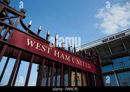 Le John Lyall Barrières à l'entrée du Boleyn Ground, photographié avant de West Ham United Crystal Palace a accueilli dans un match de la Barclays Premier League. Le Boleyn Ground à Upton Park a été le terrain d'accueil du club de 1904 jusqu'à la fin de la saison 2015-2016 quand ils se sont déplacés dans le Stade Olympique, construit pour les Jeux de Londres en 2012, à proximité de Stratford. Le match s'est terminé dans un 2-2 draw, surveillée par une foule presque à capacité de 34 857. Banque D'Images