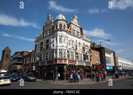 La pub de Boleyn, un lieu de rassemblement pour les fans accueil visiter le Boleyn Ground, photographié avant de West Ham United Crystal Palace a accueilli dans un match de la Barclays Premier League. Le Boleyn Ground à Upton Park a été le terrain d'accueil du club de 1904 jusqu'à la fin de la saison 2015-2016 quand ils se sont déplacés dans le Stade Olympique, construit pour les Jeux de Londres en 2012, à proximité de Stratford. Le match s'est terminé dans un 2-2 draw, surveillée par une foule presque à capacité de 34 857. Banque D'Images