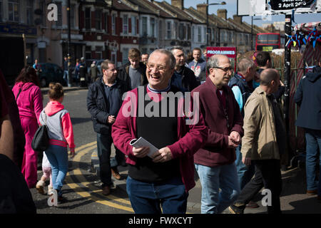 Fans faire leur chemin vers le sol à l'angle de la rue verte et la rue du Château près de l'Boleyn Ground avant de West Ham United Crystal Palace a accueilli dans un match de la Barclays Premier League. Le Boleyn Ground à Upton Park a été le terrain d'accueil du club de 1904 jusqu'à la fin de la saison 2015-2016 quand ils se sont déplacés dans le Stade Olympique, construit pour les Jeux de Londres en 2012, à proximité de Stratford. Le match s'est terminé dans un 2-2 draw, surveillée par une foule presque à capacité de 34 857. Banque D'Images