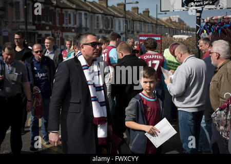 Fans faire leur chemin vers le sol à l'angle de la rue verte et la rue du Château près de l'Boleyn Ground avant de West Ham United Crystal Palace a accueilli dans un match de la Barclays Premier League. Le Boleyn Ground à Upton Park a été le terrain d'accueil du club de 1904 jusqu'à la fin de la saison 2015-2016 quand ils se sont déplacés dans le Stade Olympique, construit pour les Jeux de Londres en 2012, à proximité de Stratford. Le match s'est terminé dans un 2-2 draw, surveillée par une foule presque à capacité de 34 857. Banque D'Images