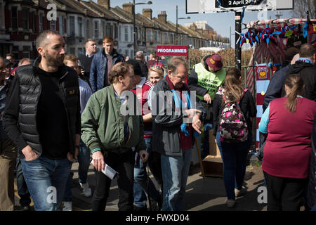 Fans faire leur chemin vers le sol à l'angle de la rue verte et la rue du Château près de l'Boleyn Ground avant de West Ham United Crystal Palace a accueilli dans un match de la Barclays Premier League. Le Boleyn Ground à Upton Park a été le terrain d'accueil du club de 1904 jusqu'à la fin de la saison 2015-2016 quand ils se sont déplacés dans le Stade Olympique, construit pour les Jeux de Londres en 2012, à proximité de Stratford. Le match s'est terminé dans un 2-2 draw, surveillée par une foule presque à capacité de 34 857. Banque D'Images