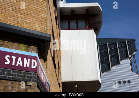 L'Betway (à gauche) et Bobby Moore est au Boleyn Ground, photographié avant de West Ham United Crystal Palace a accueilli dans un match de la Barclays Premier League. Le Boleyn Ground à Upton Park a été le terrain d'accueil du club de 1904 jusqu'à la fin de la saison 2015-2016 quand ils se sont déplacés dans le Stade Olympique, construit pour les Jeux de Londres en 2012, à proximité de Stratford. Le match s'est terminé dans un 2-2 draw, surveillée par une foule presque à capacité de 34 857. Banque D'Images