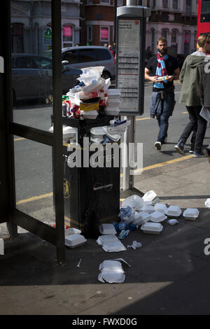 Un oaverflowing corbeille d'ordures sur la rue verte près de l'Boleyn Ground avant de West Ham United Crystal Palace a accueilli dans un match de la Barclays Premier League. Le Boleyn Ground à Upton Park a été le terrain d'accueil du club de 1904 jusqu'à la fin de la saison 2015-2016 quand ils se sont déplacés dans le Stade Olympique, construit pour les Jeux de Londres en 2012, à proximité de Stratford. Le match s'est terminé dans un 2-2 draw, surveillée par une foule presque à capacité de 34 857. Banque D'Images