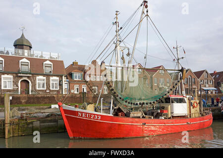 Bateau de pêche, port de pêche, Neuharlingersiel, en Frise orientale, Basse-Saxe, Allemagne Banque D'Images