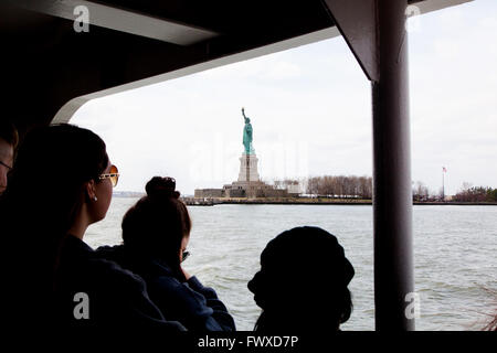 Les passagers de la Statue Cruises ferry vers la Statue de la Liberté et Ellis island, New York, États-Unis d'Amérique. Banque D'Images