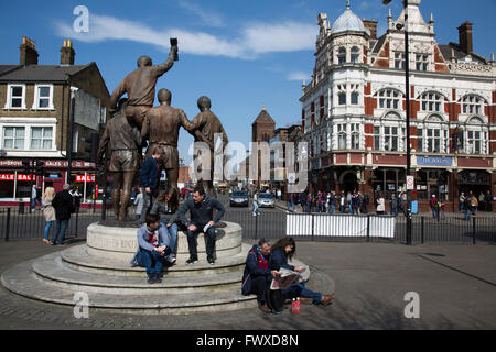 Fans assis à la Coupe du monde statue sur Barking Road, avec la pub de Boleyn, un lieu de rassemblement pour les fans d'accueil, dans l'arrière-plan avant de West Ham United Crystal Palace a accueilli dans un match de la Barclays Premier League au Boleyn Ground. Le Boleyn Ground à Upton Park a été le terrain d'accueil du club de 1904 jusqu'à la fin de la saison 2015-2016 quand ils se sont déplacés dans le Stade Olympique, construit pour les Jeux de Londres en 2012, à proximité de Stratford. Le match s'est terminé dans un 2-2 draw, surveillée par une foule presque à capacité de 34 857. Banque D'Images