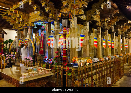 À l'intérieur du Temple de la dent, Kandy, Sri Lanka Banque D'Images