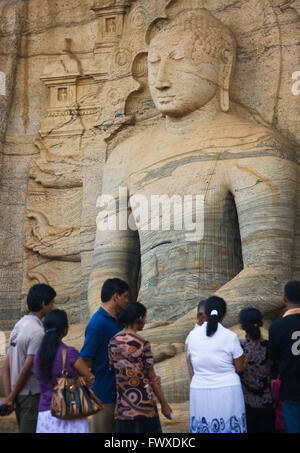 Les touristes regardant Samadhi (la statue de Bouddha assis) de Gal Vihare (Rock culte), Polonnaruwa, Sri Lanka Banque D'Images