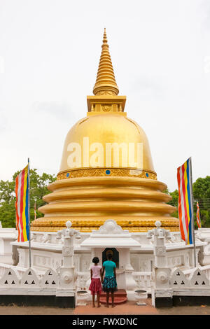 Stupa à Temple d'or de Dambulla, UNESCO World Heritage site, Sri Lanka Banque D'Images