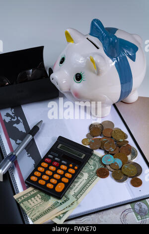 Tirelire et d'affaires assesories, verres, calculatrice sur fond blanc Banque D'Images