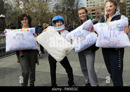 Les personnes qui se font passer pour l'appareil photo dans les Pillow Fight Day à Washington Square Park, New York City, USA Banque D'Images