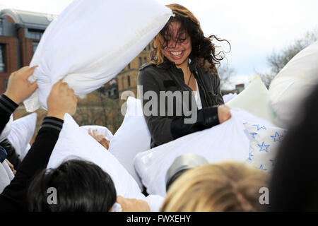 Pillow Fight Day international à Washington Square Park, New York City, USA Banque D'Images