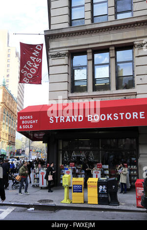 Livres en vente sur le trottoir à l'extérieur de la librairie Strand à Greenwich Village, Manhattan, New York City, USA Banque D'Images