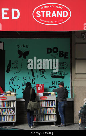 Livres en vente sur le trottoir à l'extérieur de la librairie Strand à Greenwich Village, Manhattan, New York City, USA Banque D'Images