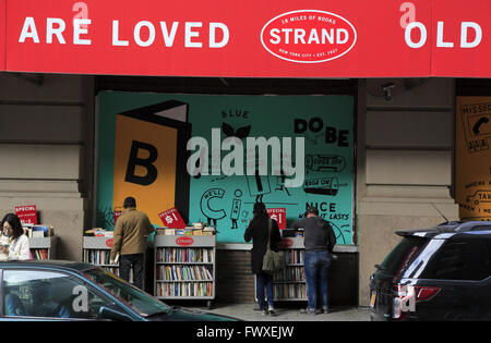 Livres en vente sur le trottoir à l'extérieur de la librairie Strand à Greenwich Village, Manhattan, New York City, USA Banque D'Images