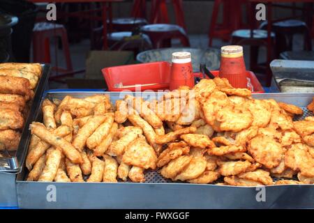 Saucisses frites et faites des galettes de poisson haché et de la farine Banque D'Images