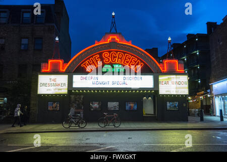 Extérieur Nuit de l'écran sur le Livre vert sur le cinéma Street, Islington, Londres, Royaume-Uni Banque D'Images