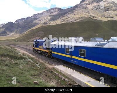 Dans le train des Andes explorer les montagnes des hautes Andes de Puno à Cusco Banque D'Images