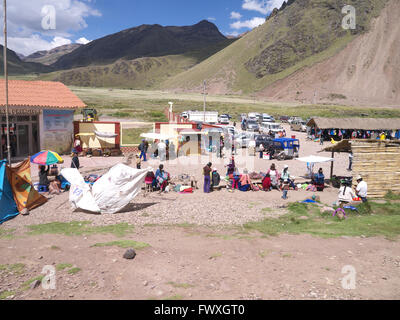 Marché péruvien dans les hautes montagnes des Andes vu depuis le confort de la Communauté andine Explorer express train Cusco à Puno. Banque D'Images