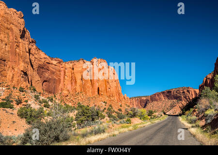 Plus de falaises de grès Burr Trail Road à long Canyon, Grand Staircase-Escalante National Monument, Utah, USA Banque D'Images