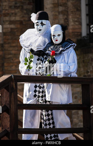 Masques à Venise Pierrot posant Banque D'Images