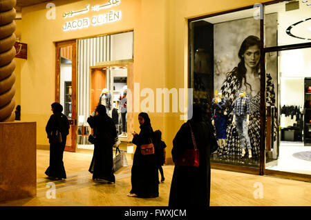 QATAR, Doha, espace appartement de luxe The Pearl, boutiques chères avec des vêtements de créateurs de marque et de la mode, marque internationale et label, femmes musulmanes en noir tchador au lèche-vitrine Banque D'Images