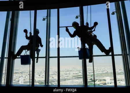 QATAR, Doha, sportspark à Khalifa International Stadium pour FIFA World Cup 2022, les travailleurs migrants philippins travaillent comme nettoyant à vitre Aspire tower / KATAR, Doha, Fussballfelder und Sportpark am Khalifa International Stadium fuer die 2022 philippinische Fussballweltmeisterschaft LA FIFA, Gastarbeiter arbeiten als Fensterreiniger m'Aspire Tower Banque D'Images