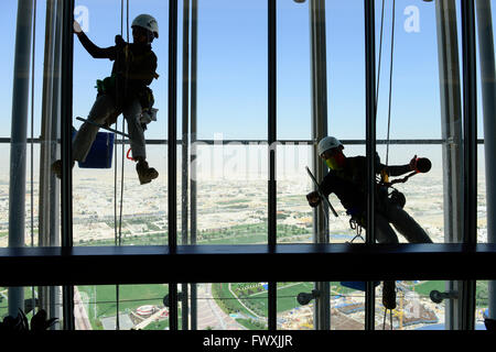 QATAR, Doha, sportspark au stade international de Khalifa pour la coupe du monde de la FIFA 2022, un travailleur migrant philippin travaille comme nettoyeur de fenêtre à la tour d'Aspire, le parc sportif l'Académie d'Aspire pour l'excellence sportive est également le camp d'entraînement du club de football allemand FC Bayern , FC Bavière Banque D'Images