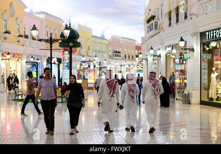 QATAR, Doha, Aspire Zone, Villaggio Mall centre commercial climatisé avec thème Venise / KATAR, Doha, klimatisierte shopping mall mit Venedig Nachbau Banque D'Images