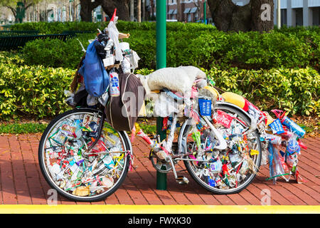 Vieux vélo décoré de détritus, célébration, District d'Osceola, Florida, USA, Amérique Latine Banque D'Images