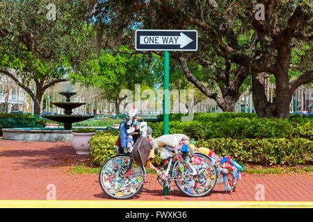 Vieux vélo décoré de détritus, célébration, District d'Osceola, Florida, USA, Amérique Latine Banque D'Images