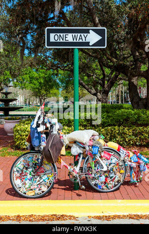 Vieux vélo décoré de détritus, célébration, District d'Osceola, Florida, USA, Amérique Latine Banque D'Images