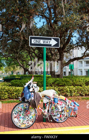 Vieux vélo décoré de détritus, célébration, District d'Osceola, Florida, USA, Amérique Latine Banque D'Images