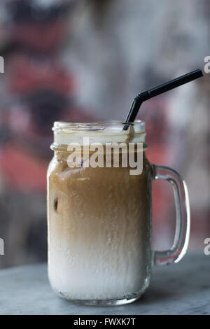 Café au lait glacé et de paille Banque D'Images