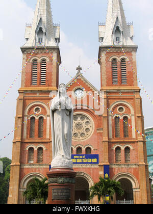 Statue de Notre Dame de la paix en face de Notre Dame Cathédrale Basilique de Saigon. Banque D'Images