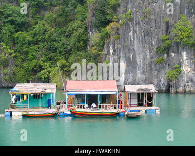 Les maisons flottantes traditionnelles dans la baie d'Halong, Vietnam. Banque D'Images