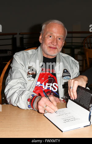 Buzz Aldrin signe son livre 'aucun rêve n'est trop élevé : Leçons de vie d'un homme qui a marché sur la Lune' au Réservez Revue le 5 avril 2016 Banque D'Images