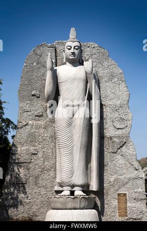 Sri Lanka, Temple Minneriya grand Bouddha debout à côté du Lac-de-Minneriya Banque D'Images