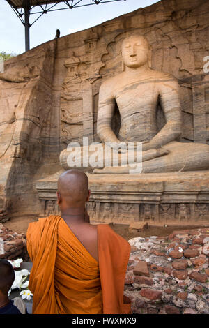 Sri Lanka, Polonnaruwa, Gal Vihara bouddhiste, un moine en prière à Dhyana Mudra Banque D'Images