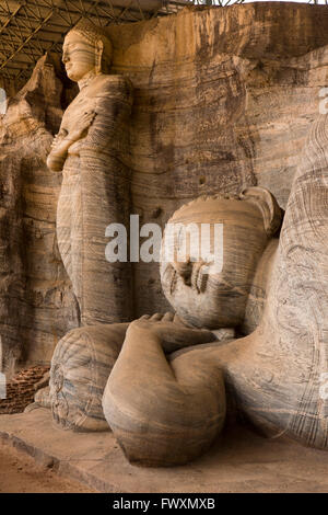 Sri Lanka, Polonnaruwa, Gal Vihara recling permanent et statues de Bouddha taillée dans rock face Banque D'Images