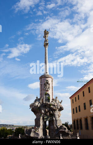 Espagne, Andalousie, Cordoue, Triomphe de Saint Rafael (Triunfo de San Rafael) monument, statue, colonne Banque D'Images