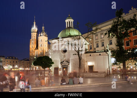 Ville de Cracovie par nuit en Pologne, Place de la vieille ville, l'église saint Adalbert et basilique Sainte-Marie Banque D'Images