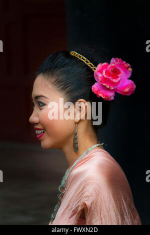 Une belle femme thaïlandaise avec une fleur dans ses cheveux et de porter le costume traditionnel Banque D'Images