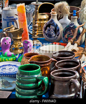 Utilisé et vintage home related stuff sur l'affichage à l'brocante, céramique, tasses, bouteilles, jouets, décorations Banque D'Images