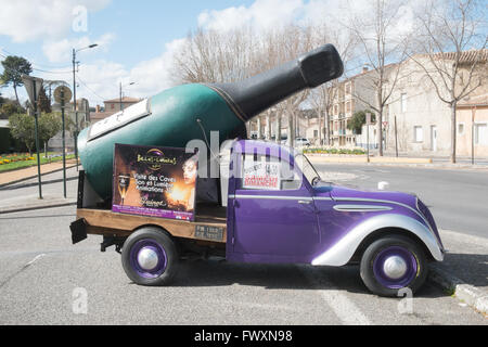 Bouteille de vin,champagne sur une voiture ancienne,publicité événements VIN du véhicule au centre de Limoux, Aude, sud de la France,France,Europe Banque D'Images